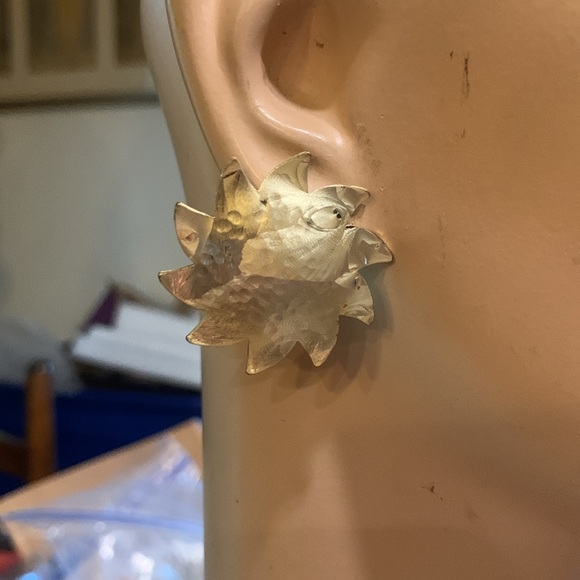 STARBURST SUN SUNFLOWER GOLDEN HAMMERED MODERNIST EARRINGS - Picture 3 of 13